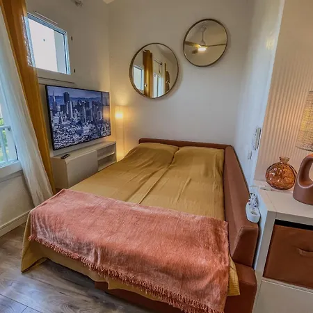 Charming With Terrace Near The Beaches 아파트